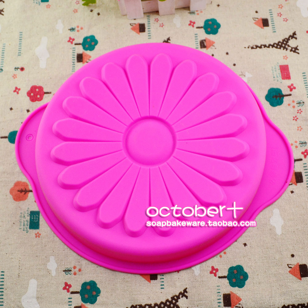 食品级硅胶制作，微波炉烤箱专用，没有规定一定必须得做什么，温度-40--230之间，随便您要做什么，蛋糕，巧克力，布丁，还是手工皂，随您喜欢哦，收到了先放开水浸泡或者锅里煮下3-5分钟，然后清水清洗后即可使用 ；不要空着烘焙模具模具