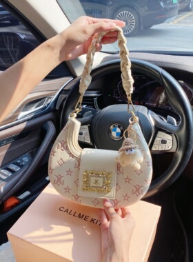 CallmeKitten高级感轻奢压花编织月牙包包2026新款小众单肩腋下包