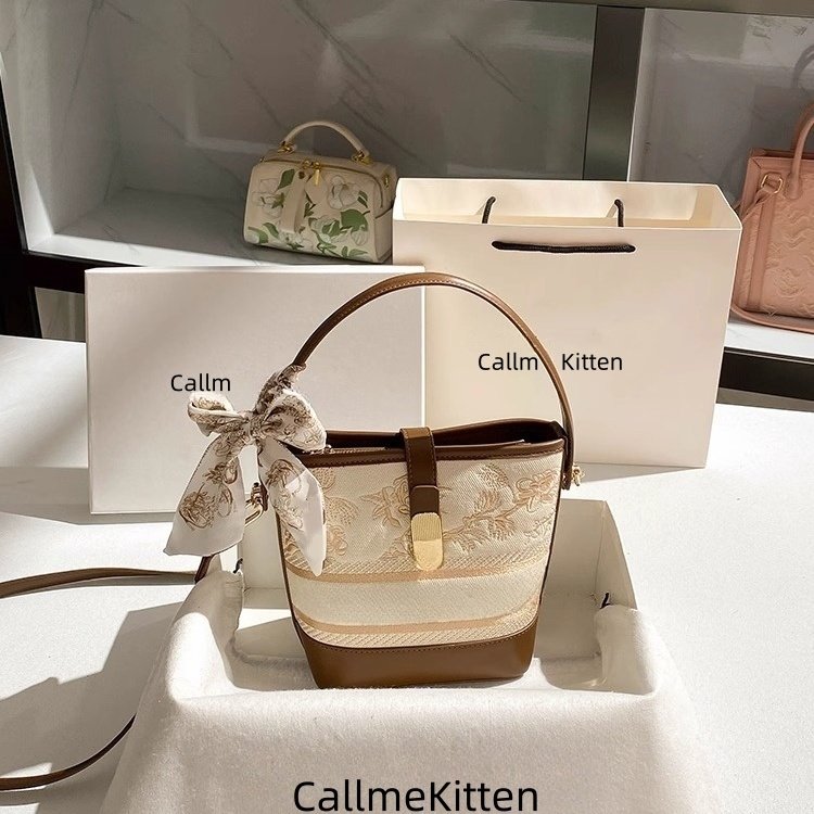 Callmekitten时尚高级刺绣水桶女包2026新款中国风重工复古单肩包