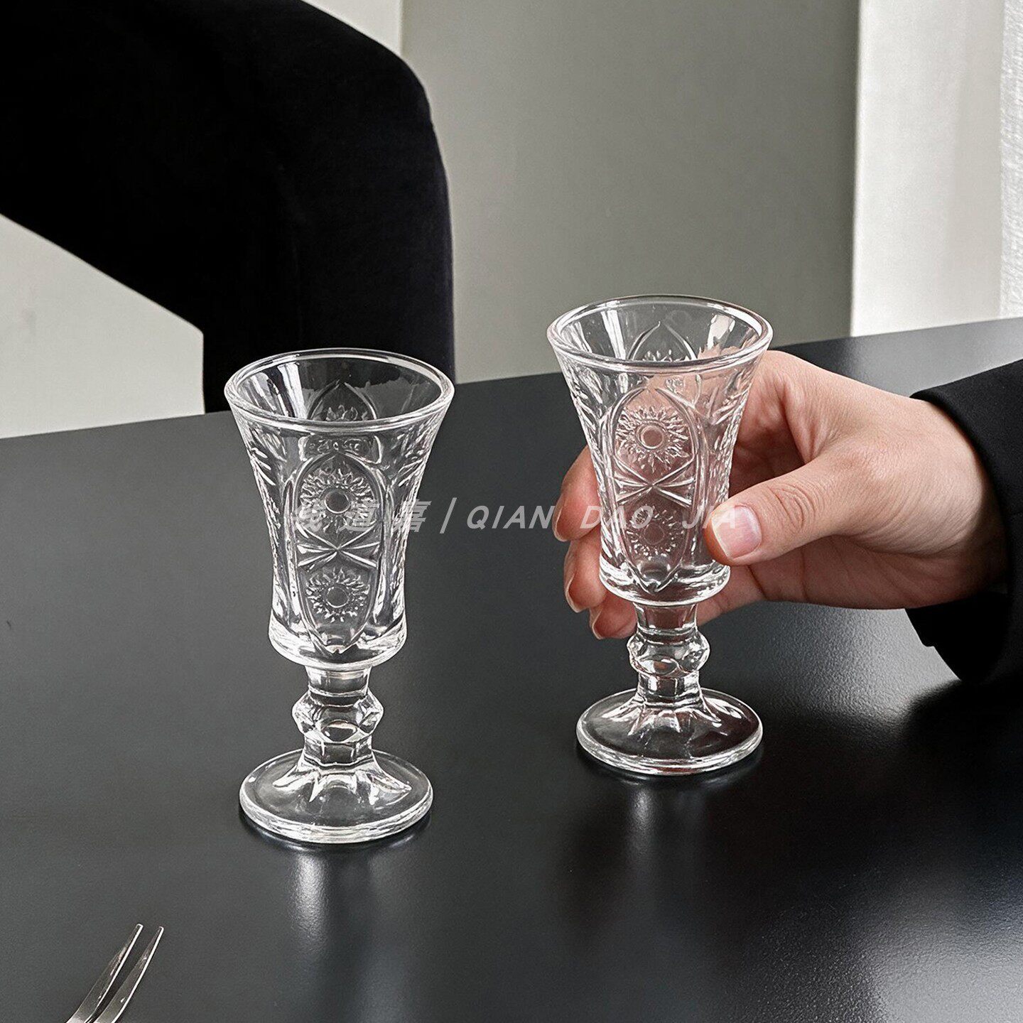 钱道嘉高颜值轻奢浮雕矮脚白酒杯