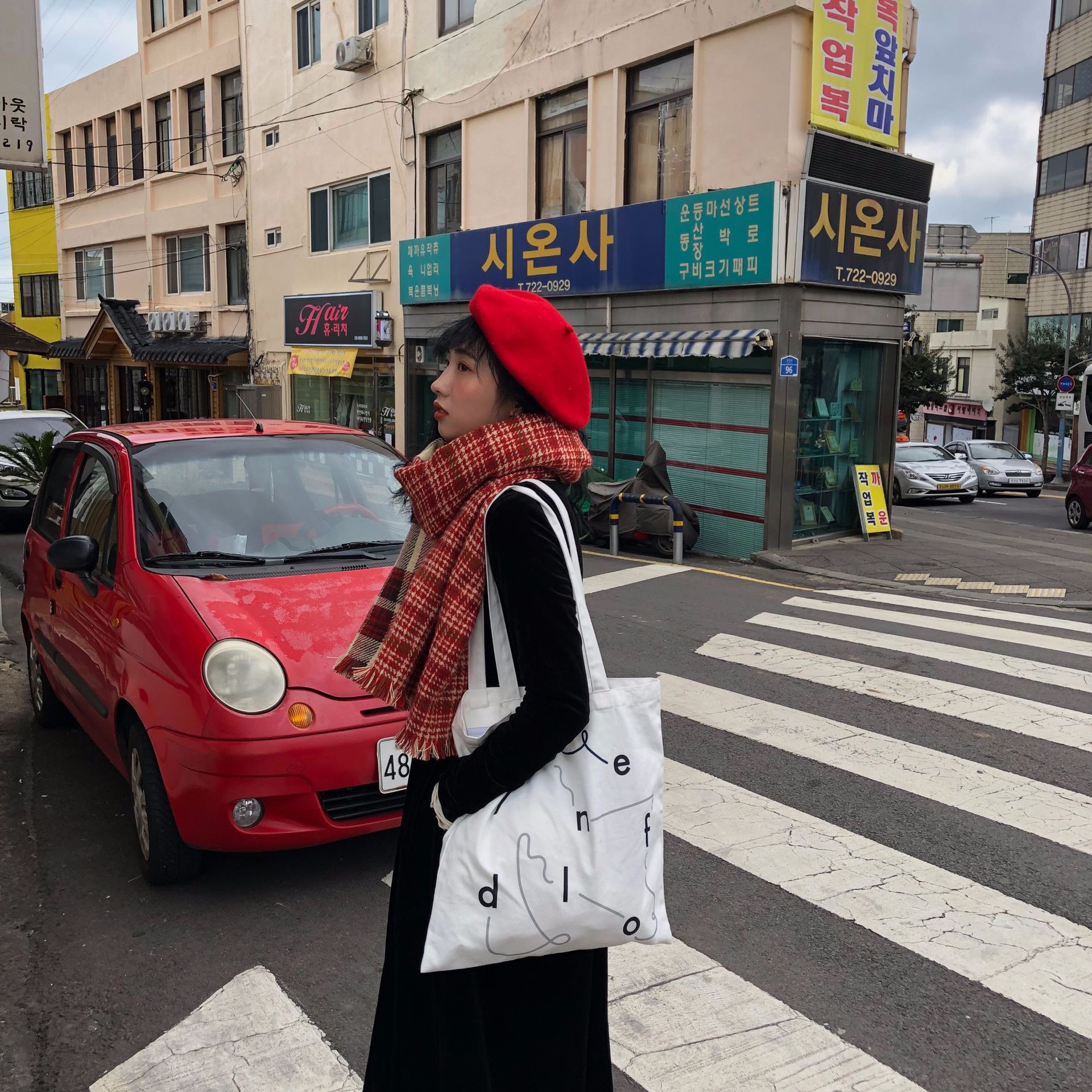 韩国小众设计师线条字母文艺无性别风白色帆布包单肩2025春夏新款