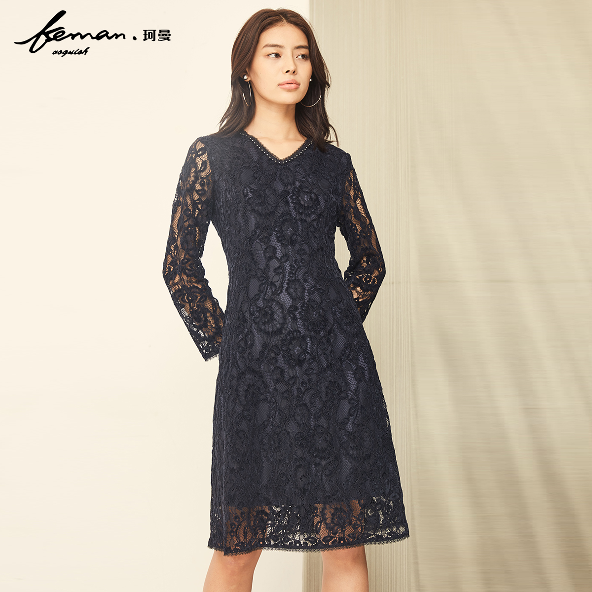 珂曼女装秋季新款显瘦V领性感蕾丝高腰中长款气质连衣裙女