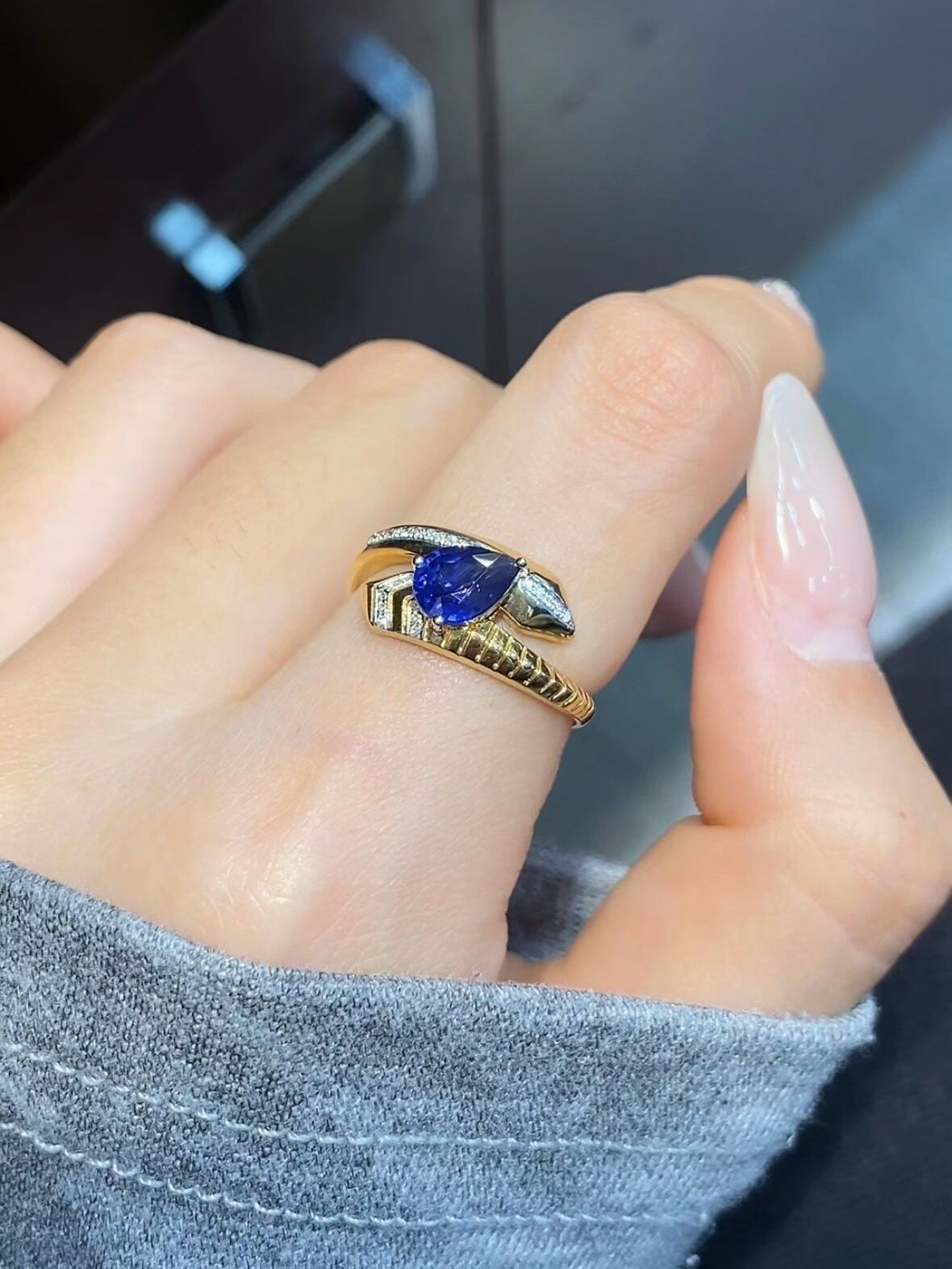 天然皇家蓝宝石戒指 1克拉 灵蛇造型18k金钻石镶嵌 强火彩 玻璃体