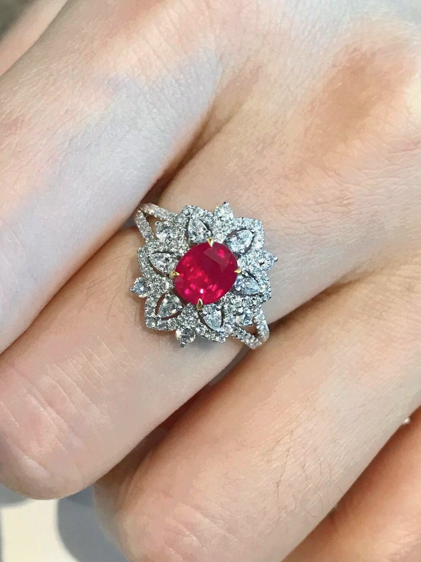 天然1克拉缅甸鸽血红宝石戒指 18k金满钻豪镶 鲜艳通透火彩亮证书