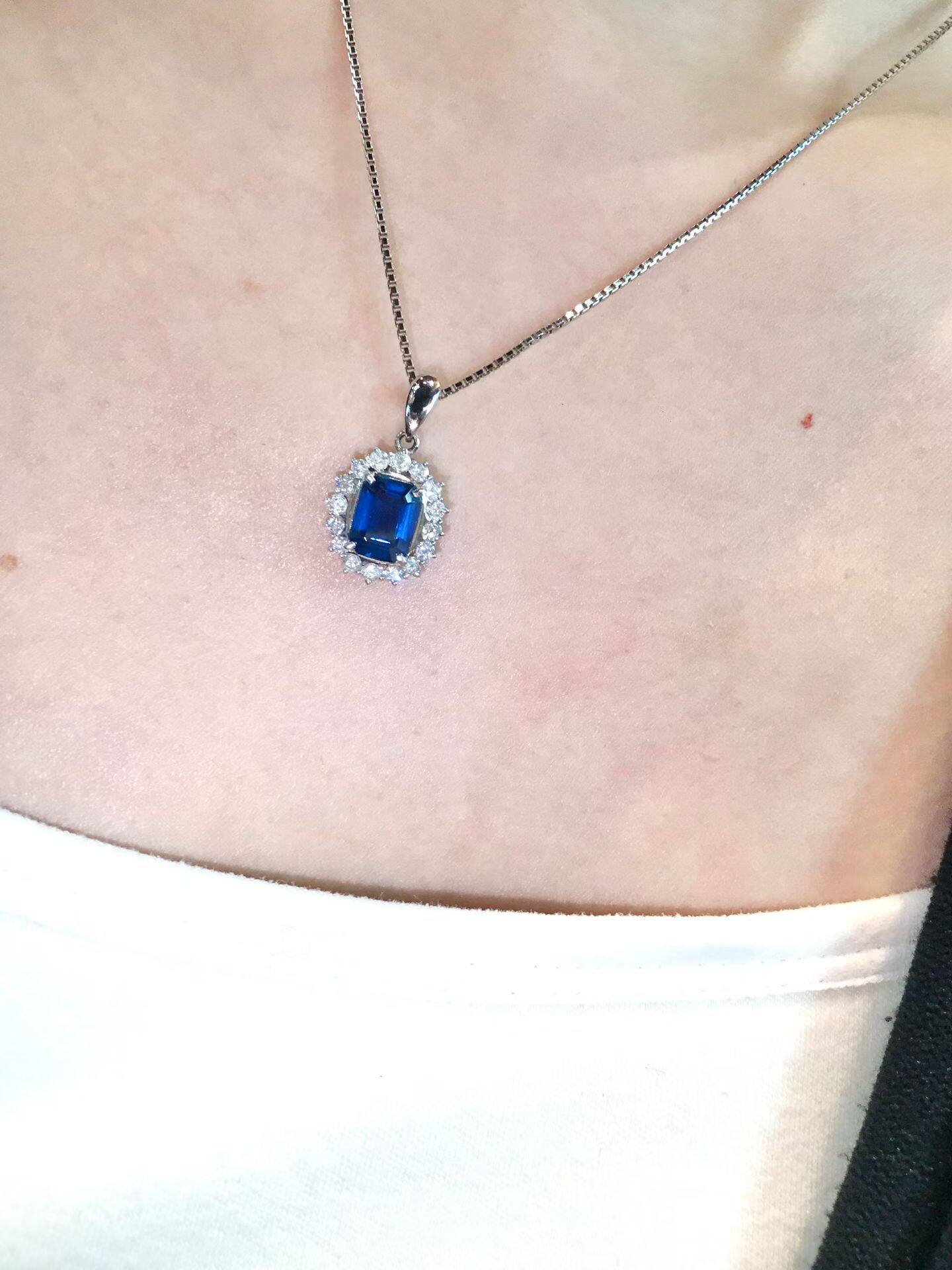 2克拉天然皇家蓝宝石吊坠项链 铂金钻石镶嵌 大台面颜色浓郁