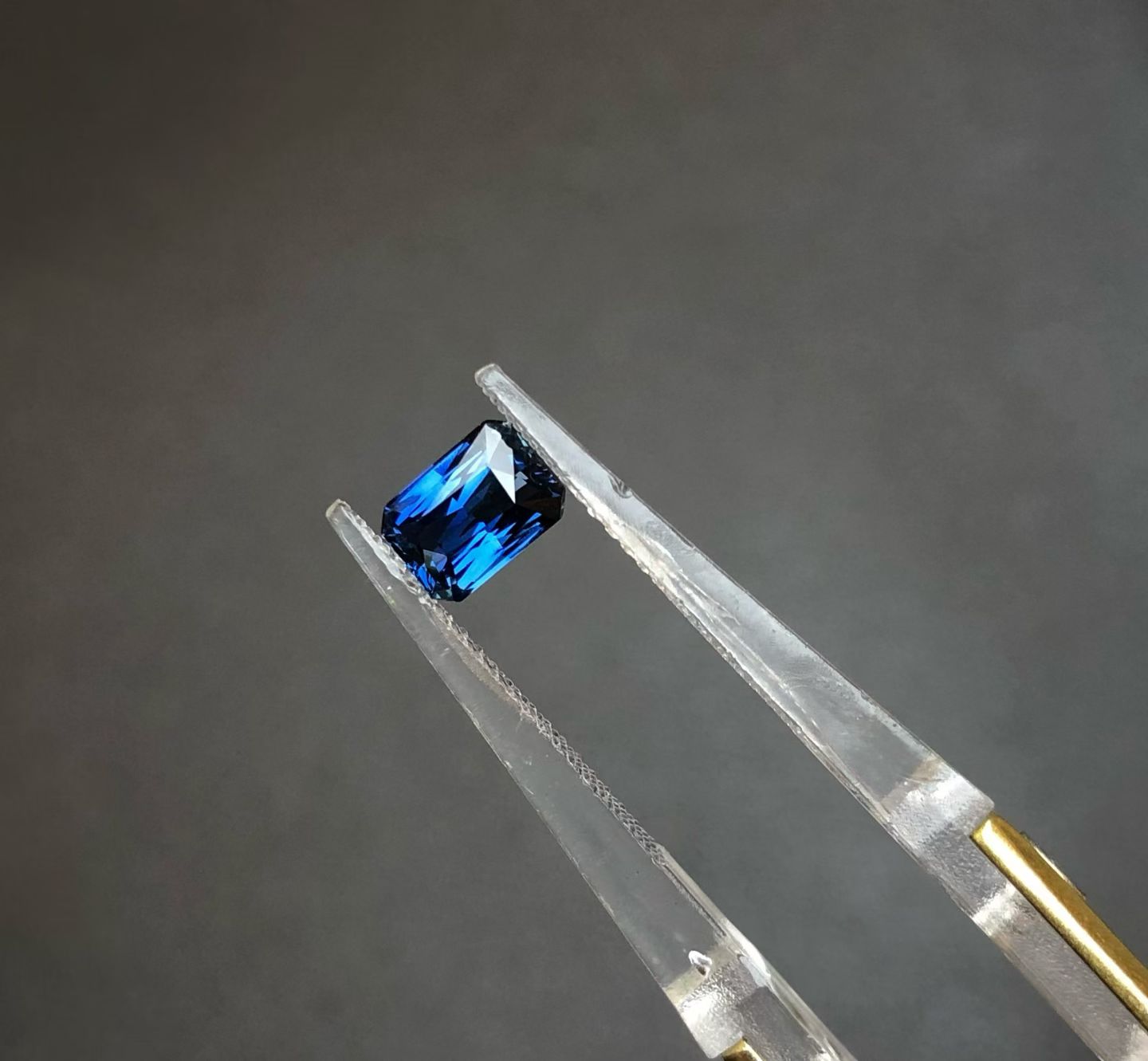 1克拉缅甸无烧矢车菊蓝宝石裸石 艳丽 晶体干净火彩好 吉尔德证书