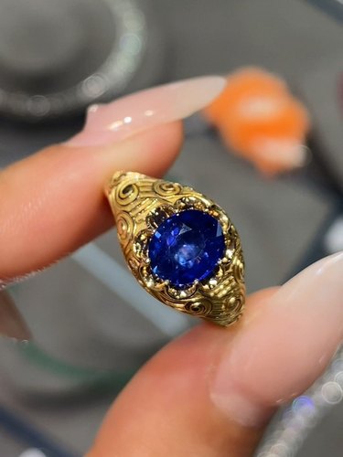 天然皇家蓝宝石戒指 1.62克拉 18k金镶嵌 玻璃体强火彩宫廷风