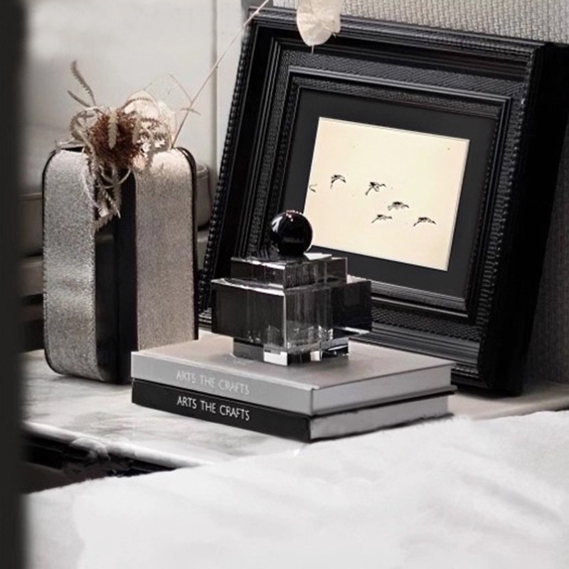 现代中古风古典样板间别墅卧室床头柜挂画花瓶书籍装饰品摆件组合