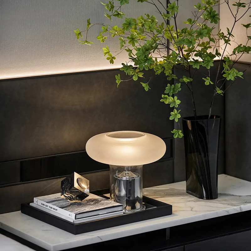 现代轻奢样板房间卧室床头柜台灯花瓶托盘搭配组合摆件软装饰品