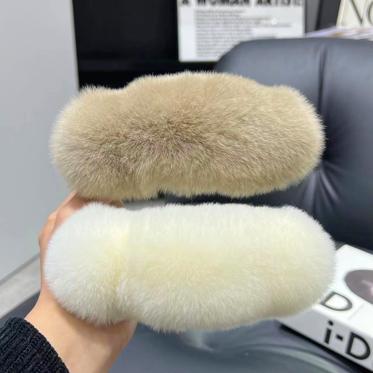 裘瑞兴后脑勺鲨鱼夹发抓獭兔毛