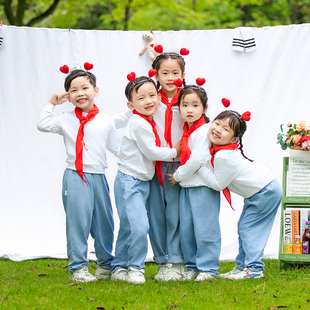 儿童牛仔裤白色卫衣演出服幼儿园小学生运动会方阵服红领巾合唱服