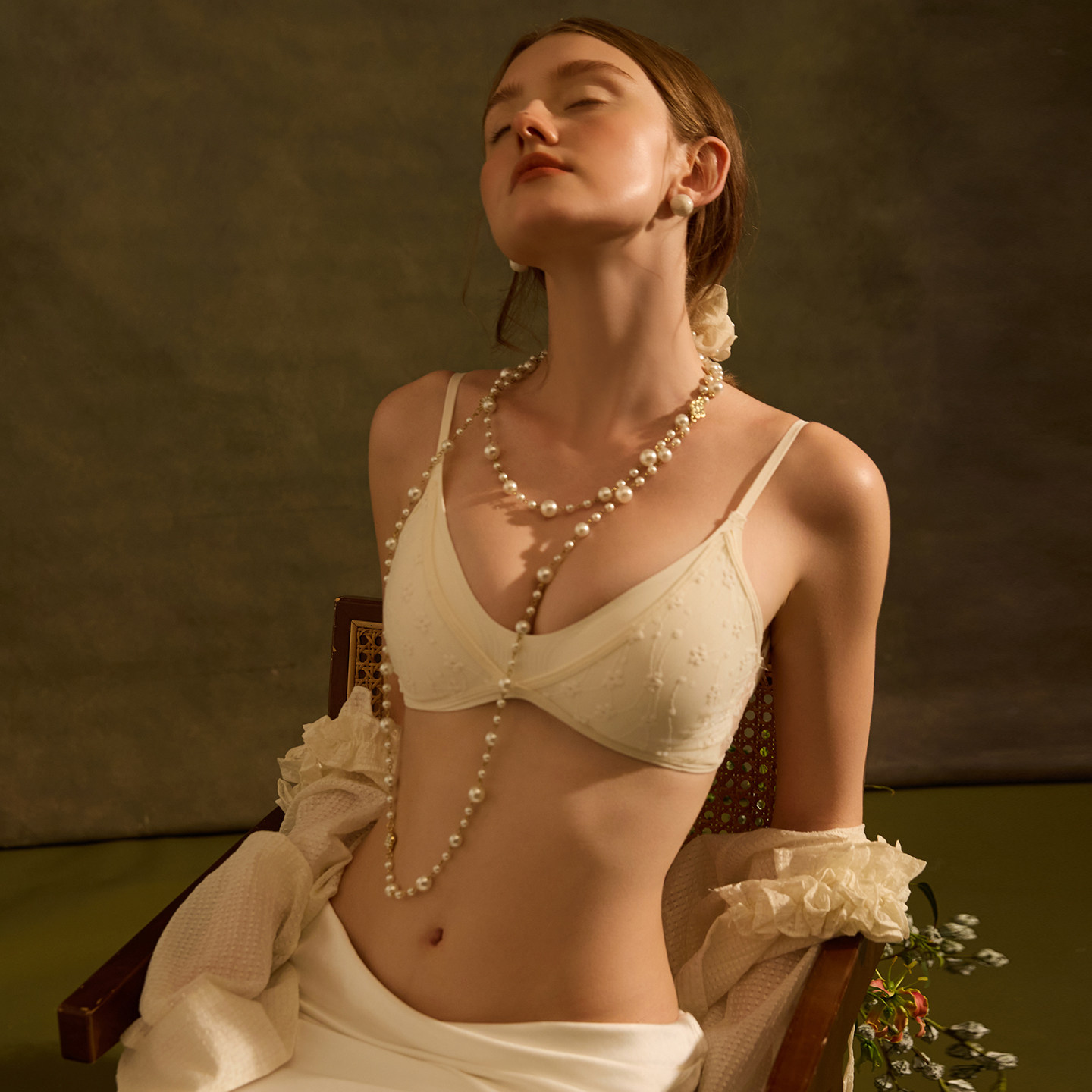 雅小姐性感超薄刺绣双罩杯内衣法式蕾丝三角杯无钢圈美背文胸女