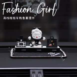 饰女特斯拉中控台2024新款 高档车载香薰摆件高级感可爱娃娃车内装