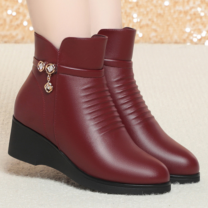 妈妈鞋子女平底软皮棉鞋秋冬短靴坡跟女士靴子加绒皮鞋中老年冬鞋