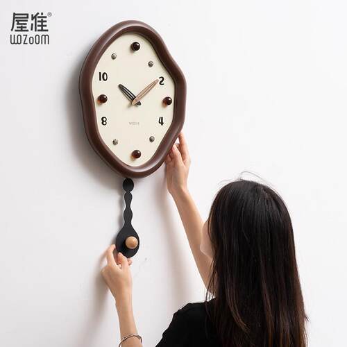 WOZOOM免打孔2026新款中古风挂钟客厅家用高级感钟表轻奢挂墙