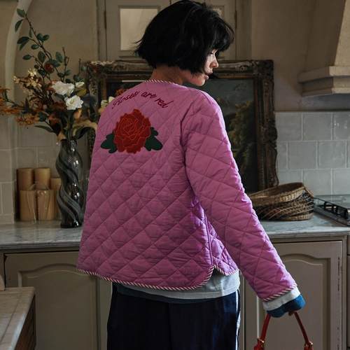 Bettychow Betty私服！粉格子牡丹花刺绣薄棉服