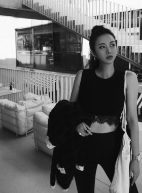 BettyChow蕾丝弹力毛线背心 春夏时髦修身打底黑色紧身短款内搭