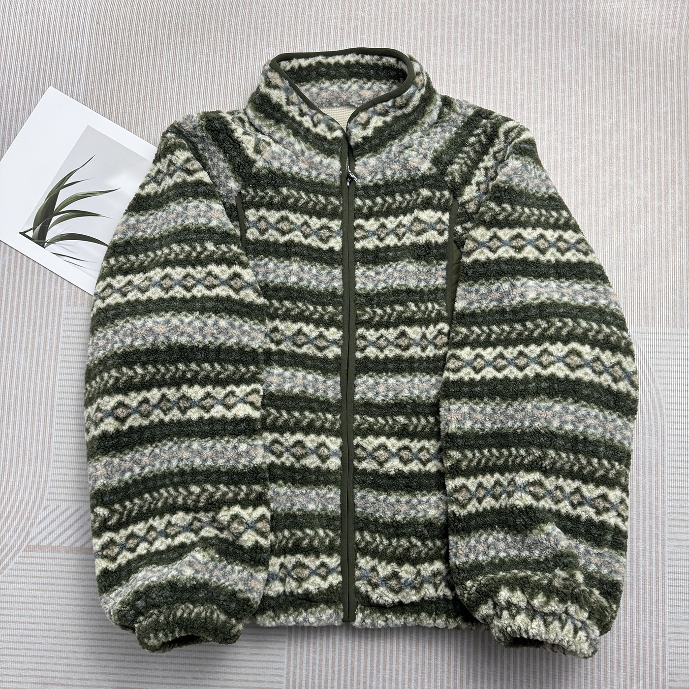 费尔岛仿羊羔绒立领拉链条纹外套