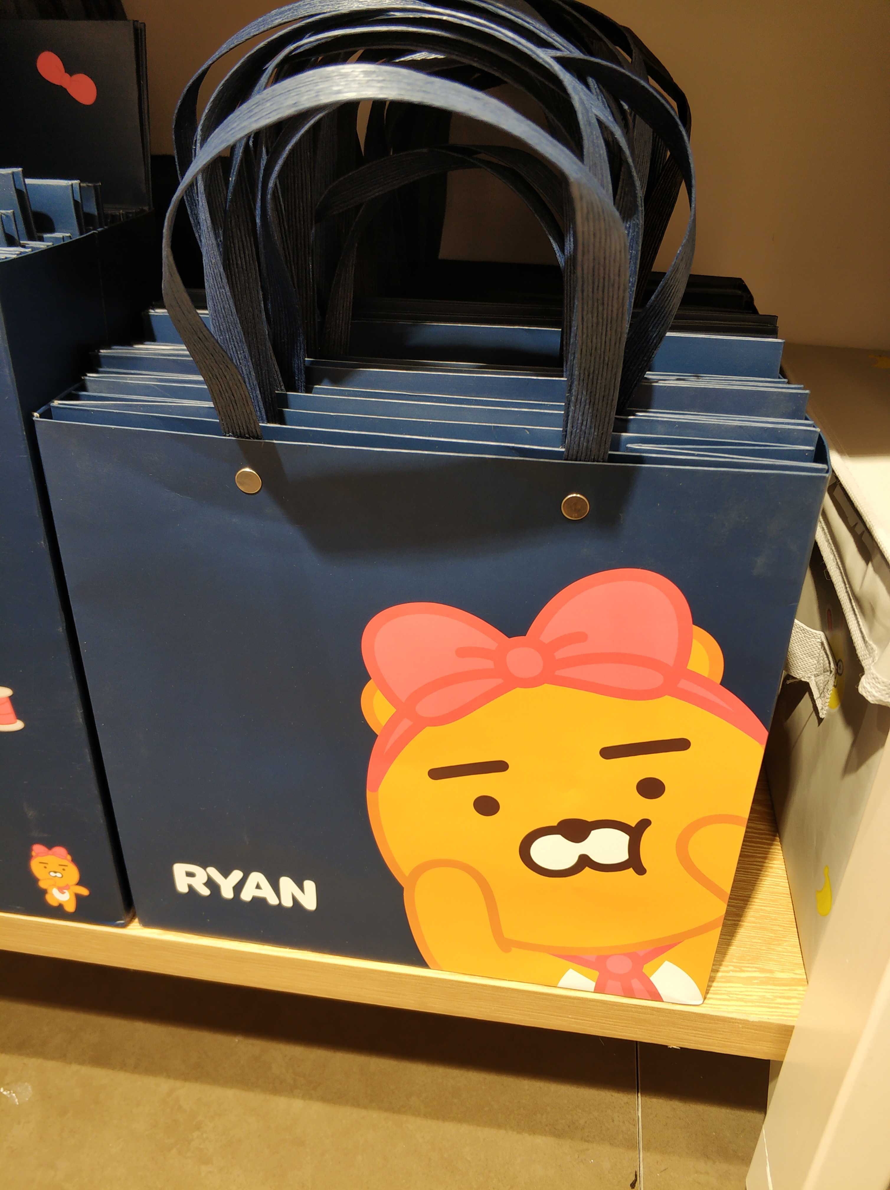 miniso名创优品KAKAO FRIENDS 中号礼品袋蓝色在类目 办公设备/耗材/相关服务, 包装设备/标牌及耗材, 礼品袋/塑料袋中 - 来自Buy2taobao.com提供专业的淘宝代购服务