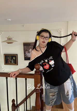 【露肩kitty】大萝莉大码斜肩微胖短袖女t恤夏宽松辣妹上衣胖MM