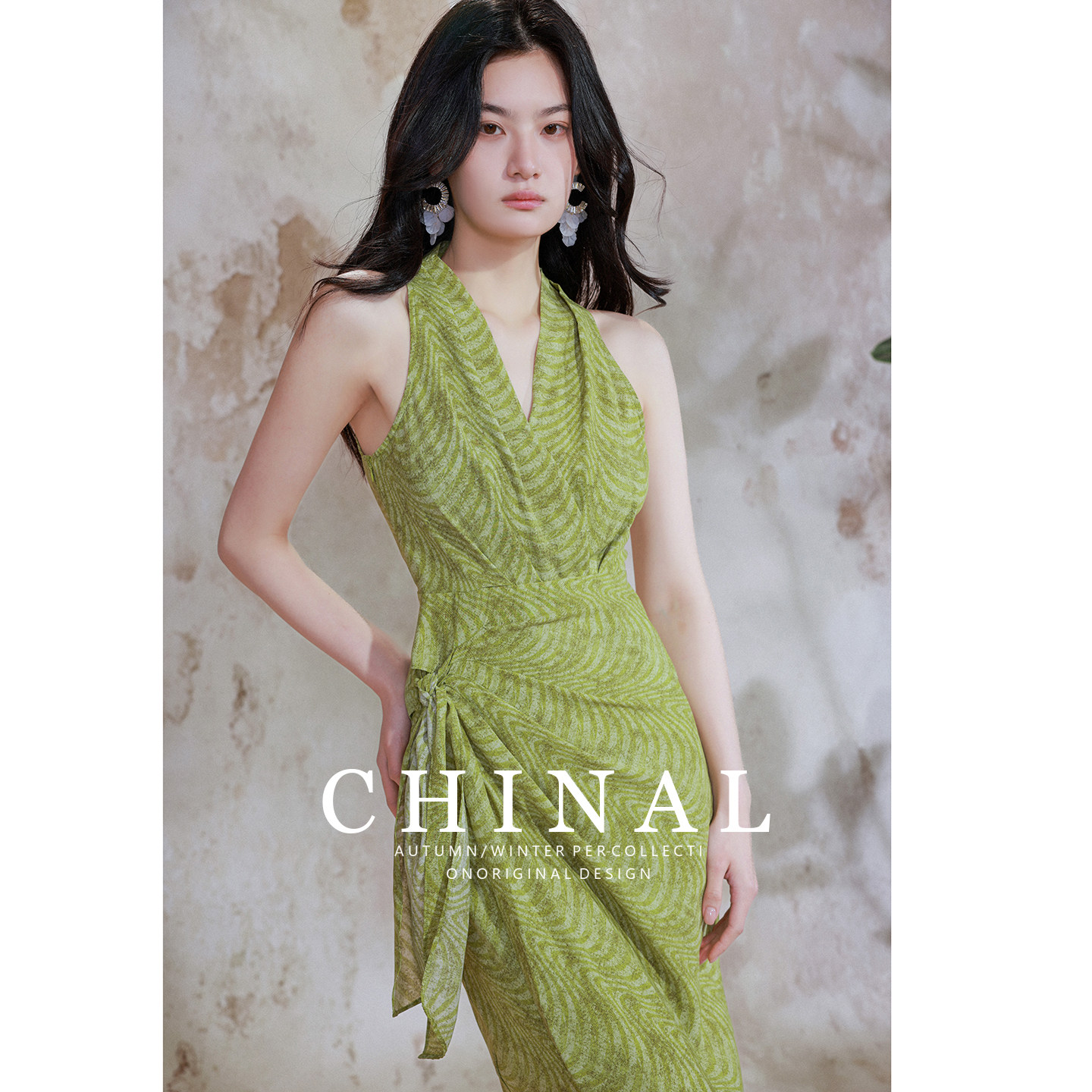 CHINAL夏季法式气质挂脖V领交叉扭结醋酸连衣裙收腰显瘦印花长裙