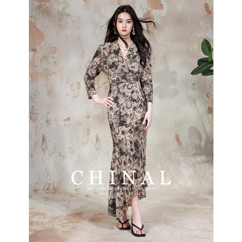 CHINAL夏装45度斜裁真丝几何印花V领围裹式系带连衣裙桑蚕丝长裙