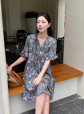 2026夏上新印花棉质针织连衣裙花色清新高级V领显瘦不挑身材版型