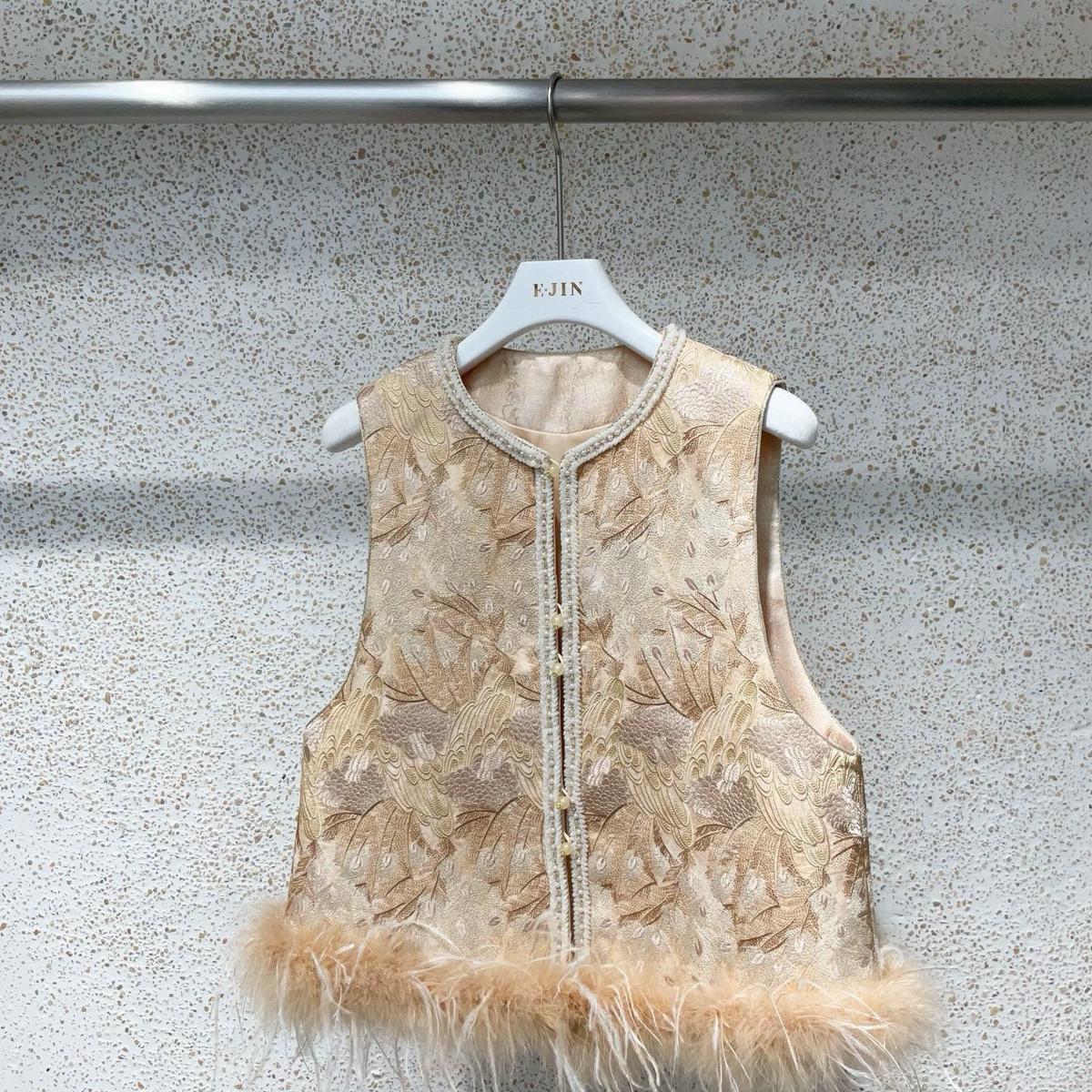 瑞瑞冬上新织金满绣新中式马甲配可拆卸鸵鸟毛FU3750AW2