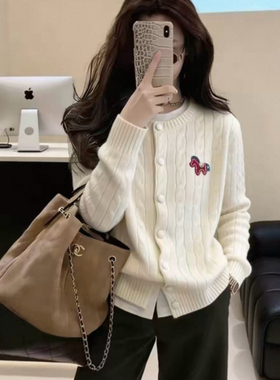 瑞瑞简小马绣标麻花包扣针织圆领针织开衫（含100绵羊毛）023790