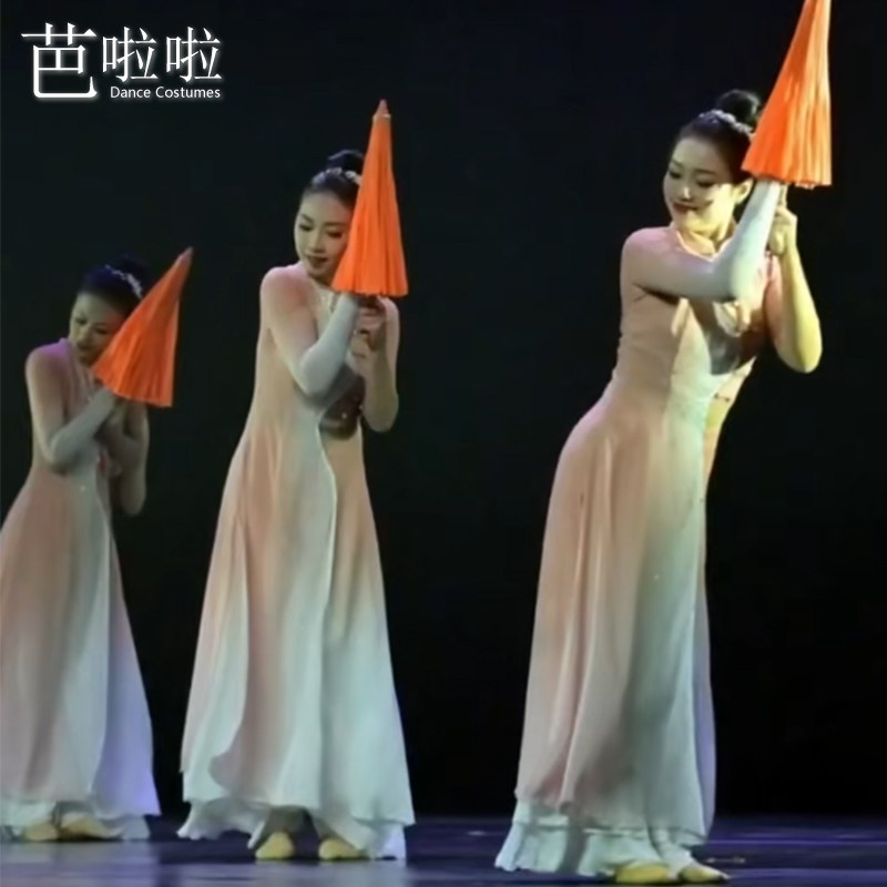 中国风古典舞女青春下的红油伞
