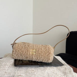 羊羔毛笔筒包毛毛包包25ss圆筒包2025新款女式腋下包冬季女包秋冬