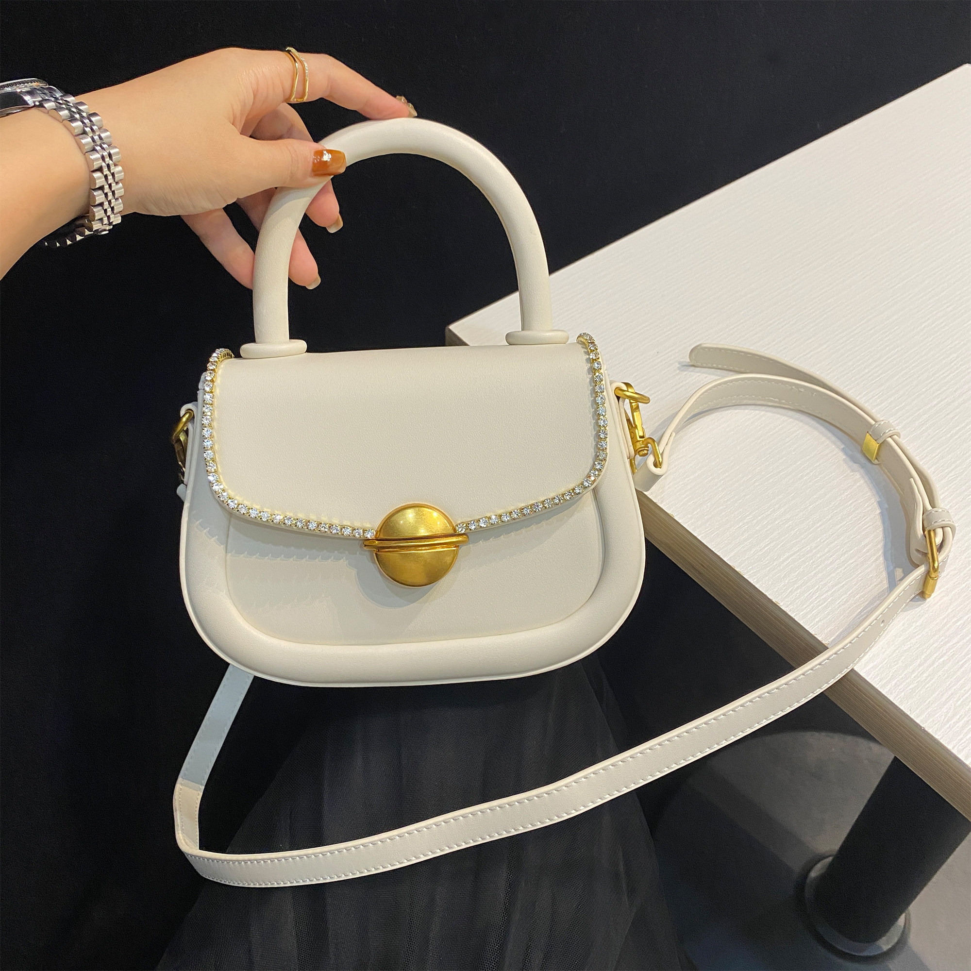 白色包包女2025新款女包小众设计高级感手提包斜挎水钻百搭马鞍包,箱包皮具/热销女包/男包,马鞍包,淘宝优惠券,粉丝福利购,淘宝优惠卷