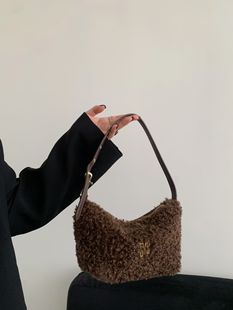 羊羔毛包包毛毛饺子包腋下包2025新款冬季斜挎包女毛茸茸女包女士