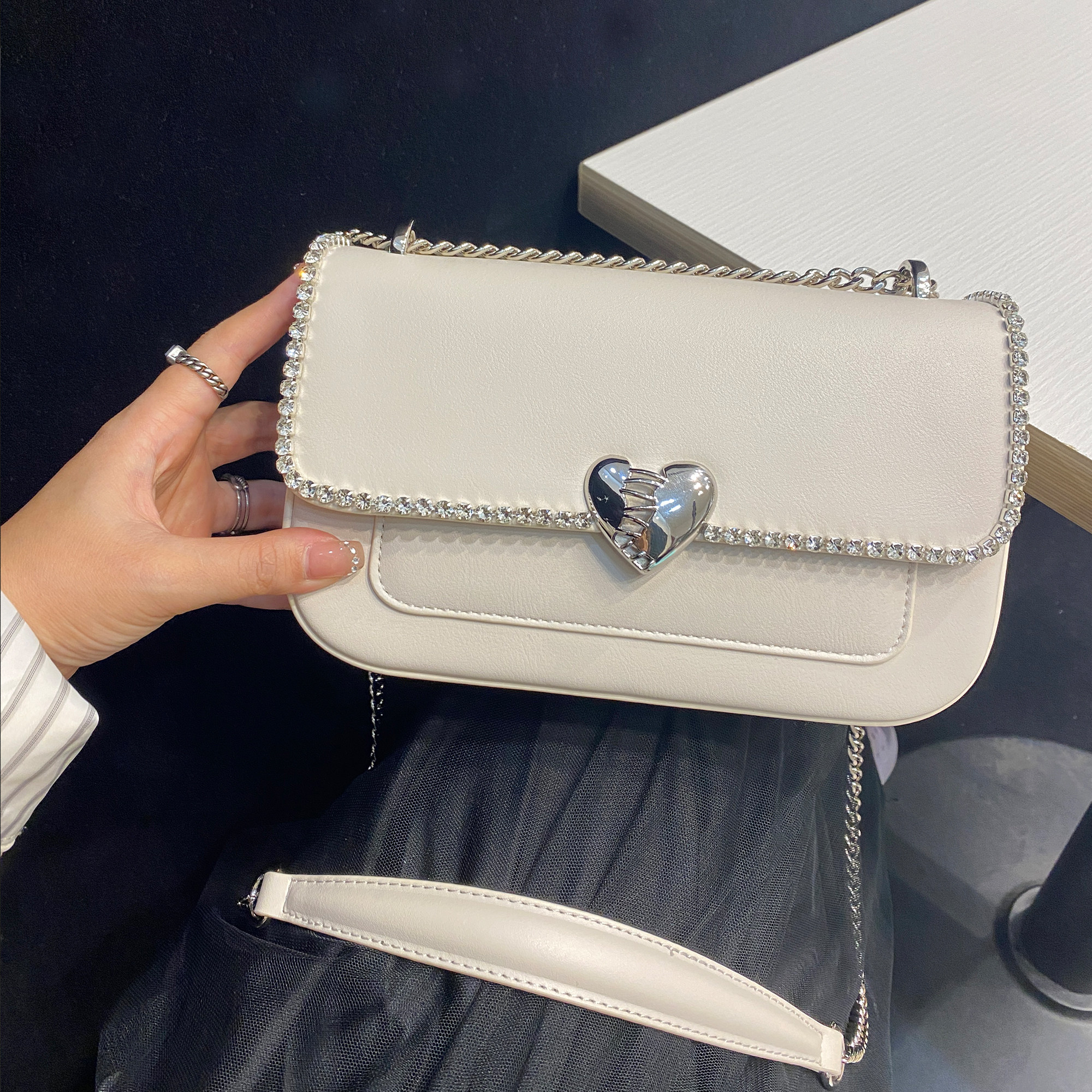 白色包包2025新款女包小众设计高级感链条小方包腋下包百搭斜挎包,箱包皮具/热销女包/男包,小方包,淘宝优惠券,粉丝福利购,淘宝优惠卷