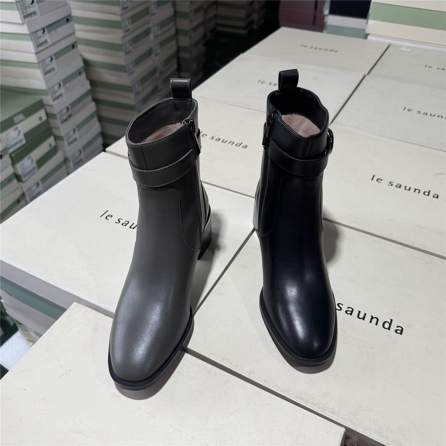 莱尔斯丹撤柜正品新款商场同款时尚圆头侧拉链皮带扣粗跟女短靴