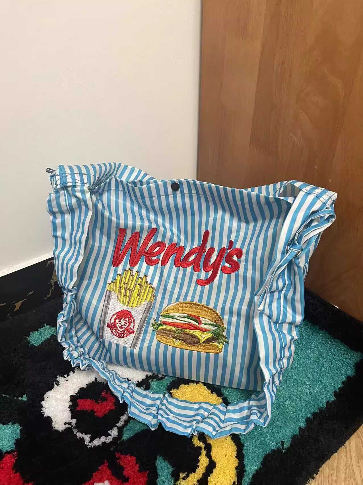 日系小众设计汉堡薯条刺绣单肩斜跨包女新款趣味快餐条纹托特包