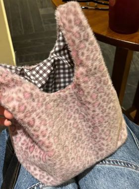 秋冬紫色豹纹手提包新款毛绒通勤休闲手腕包上班杂物外出手拎小包