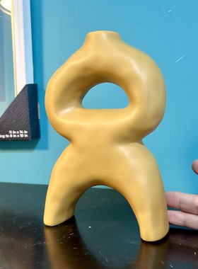 外贸样品北欧极简抽象陶瓷花瓶哑光艺术人形雕塑花器异形插花摆件
