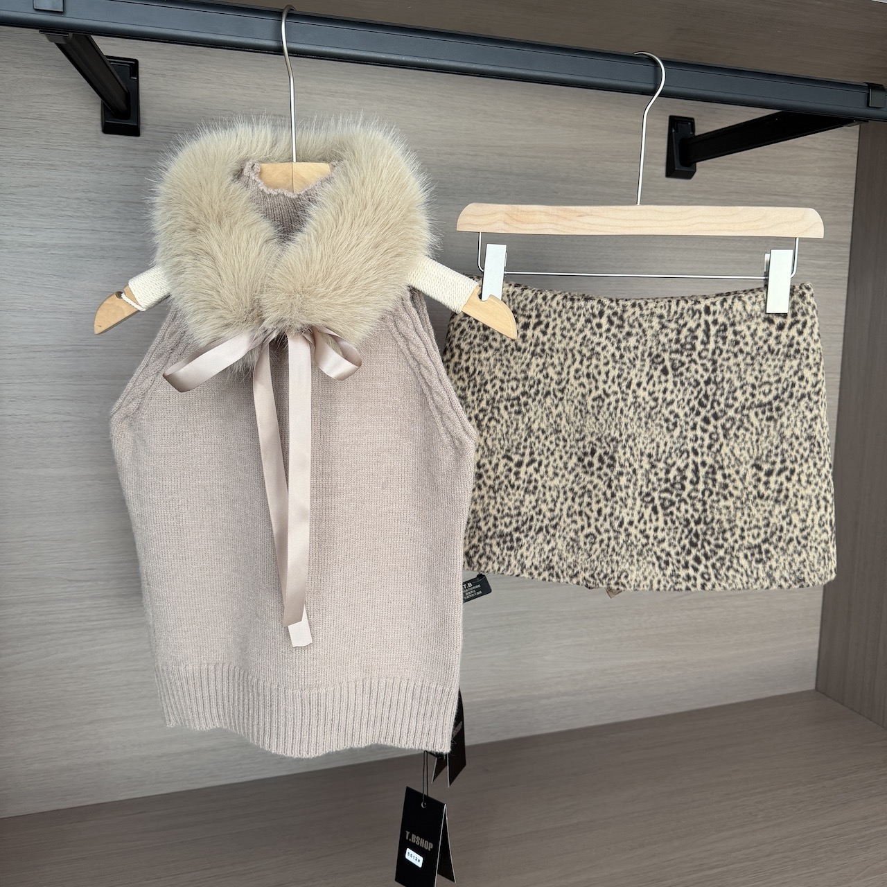 titi小姐姐奶茶甜心吊带背心女秋冬内搭挂脖显瘦毛领针织上衣