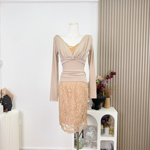 WW定制蕴藏温柔蕾丝镂空高腰短裙性感V领针织长袖上衣两件套