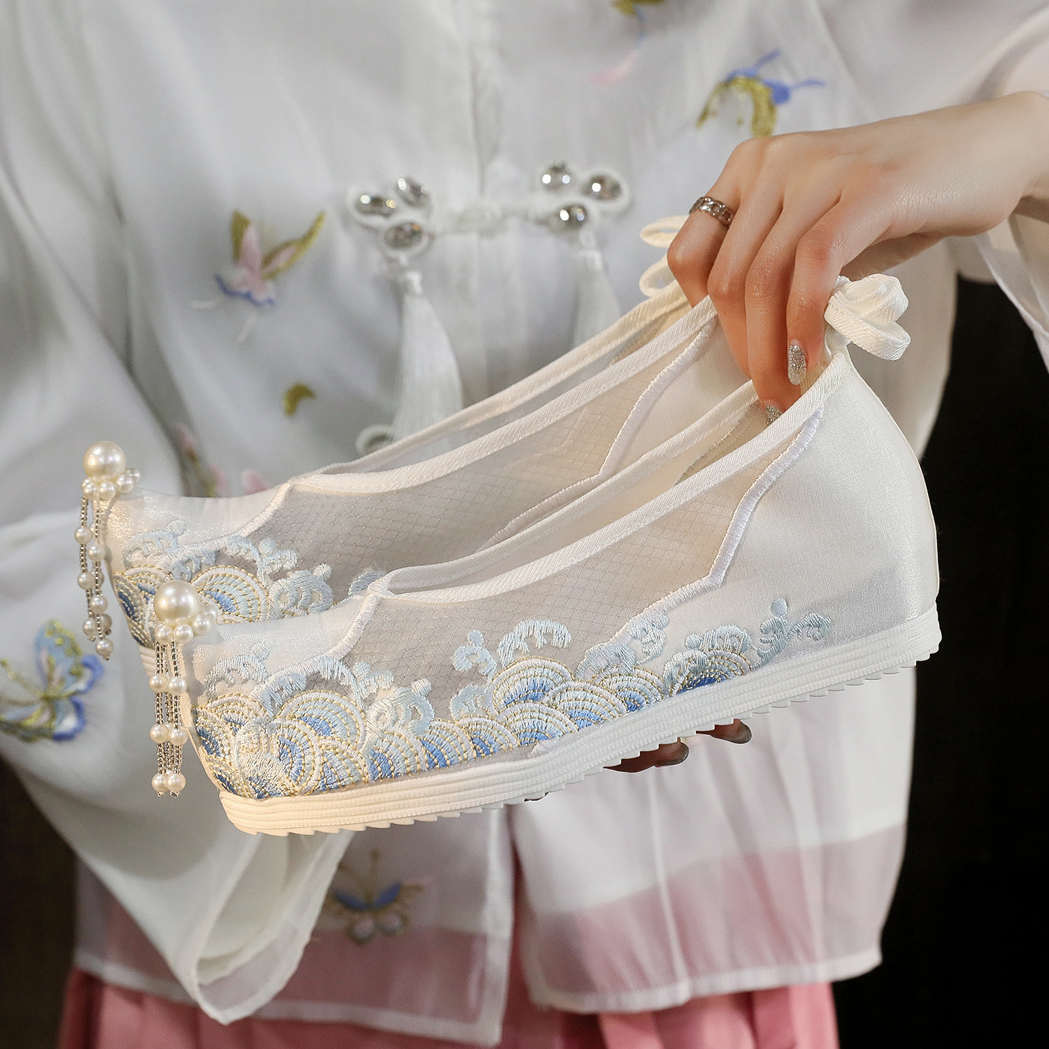 舞绣缘网纱透气翘头古风汉服鞋