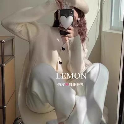 绵羊绒开衫V领内穿外搭纽扣