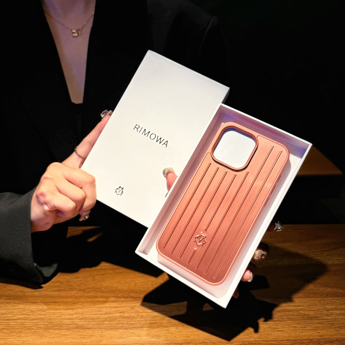 日默瓦新增粉色 铝镁合金材质手机壳适用iphone16pro新款