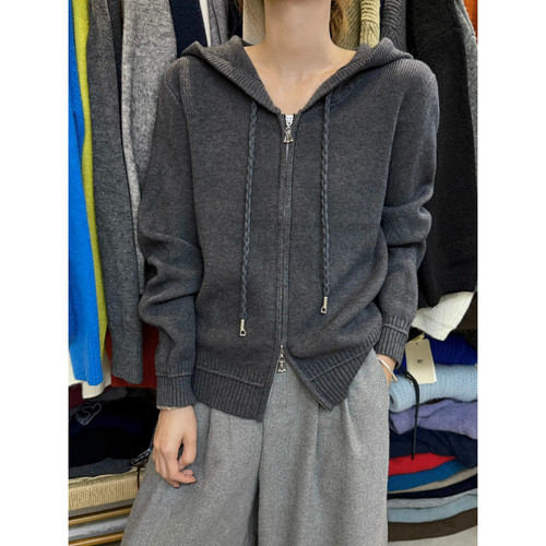 VI+唯一家十三行冬季设计感连帽双拉链质感保暖毛衣短外套女25086