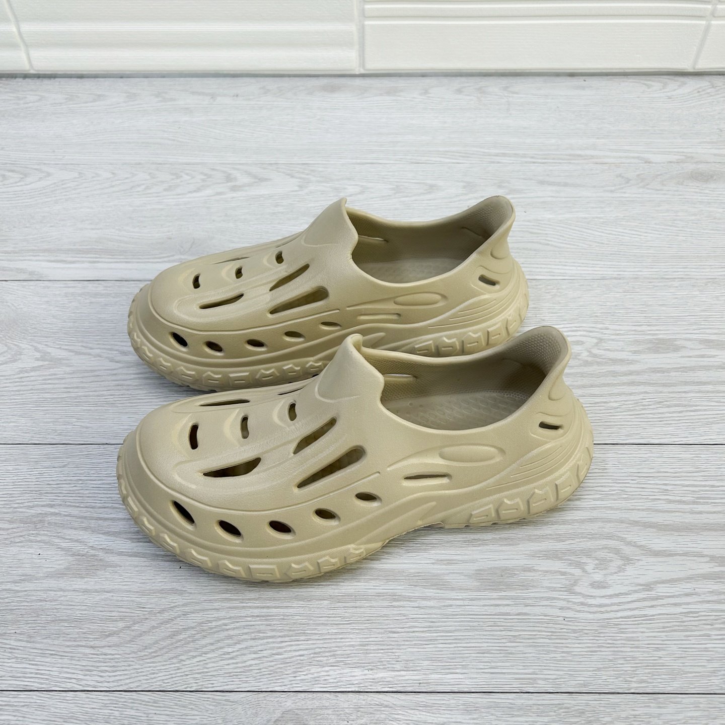 2025男夏季新款轻便厚底洞洞鞋外穿涉水沙滩鞋包头百搭开车花园鞋