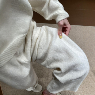 白色毛绒阔腿裤子女款大码冬季加厚软糯毛呢休闲裤今年流行梧桐裤