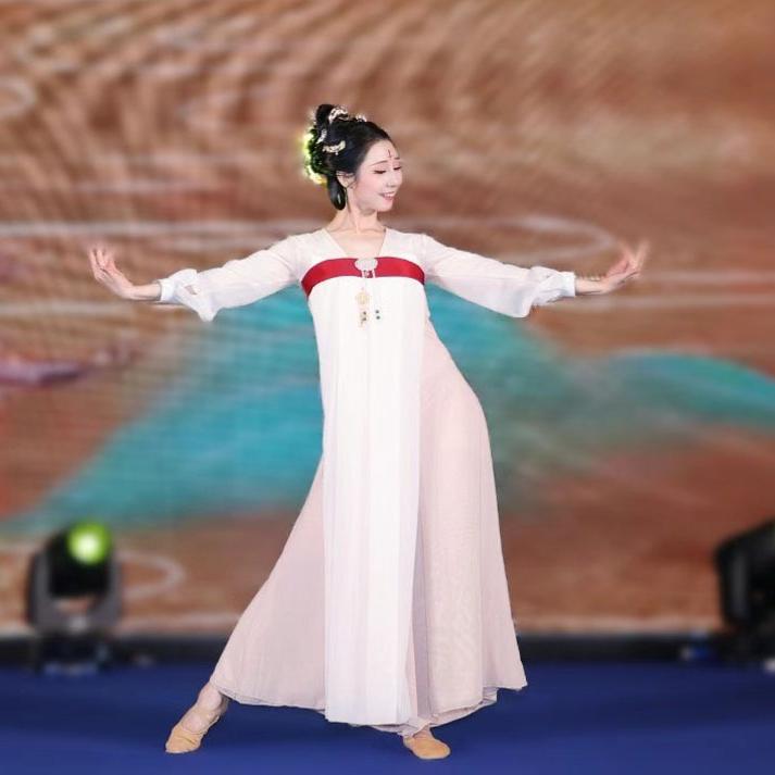 古装飘逸中国风演出服