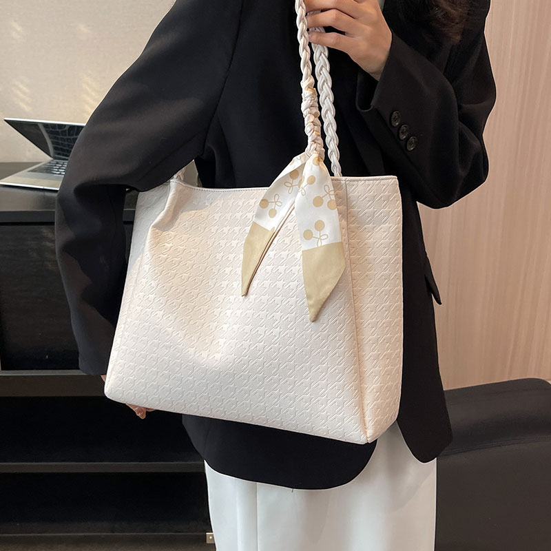 高级感时尚压花大容量包包女新款流行洋气通勤单肩手提百搭托特包