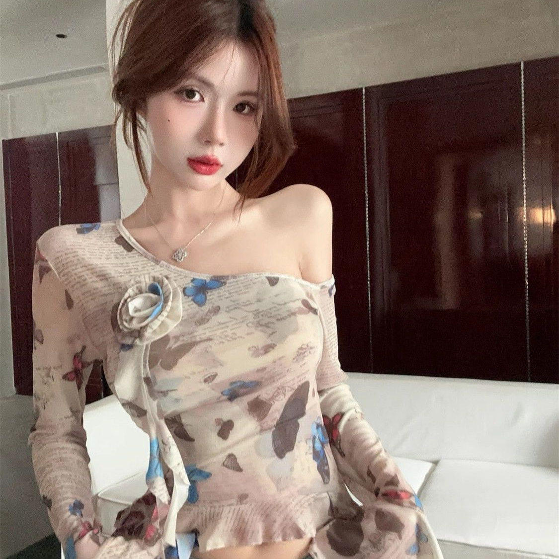 美式ins辣妹上衣女设计感心机斜领露肩喇叭长袖修身印花网纱T恤潮