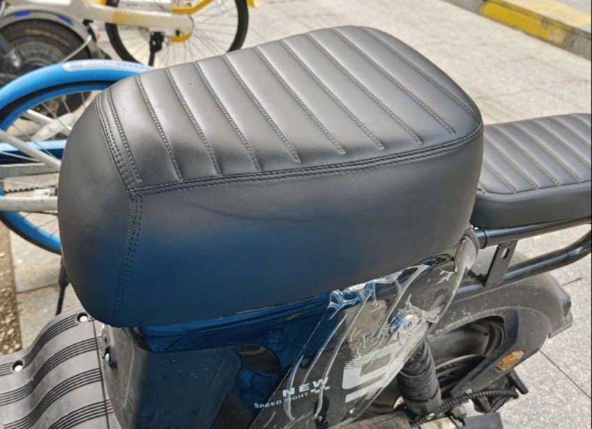 深远007009电动车坐垫格士铃四季星通用前座包外卖车加厚毛毛虫坐